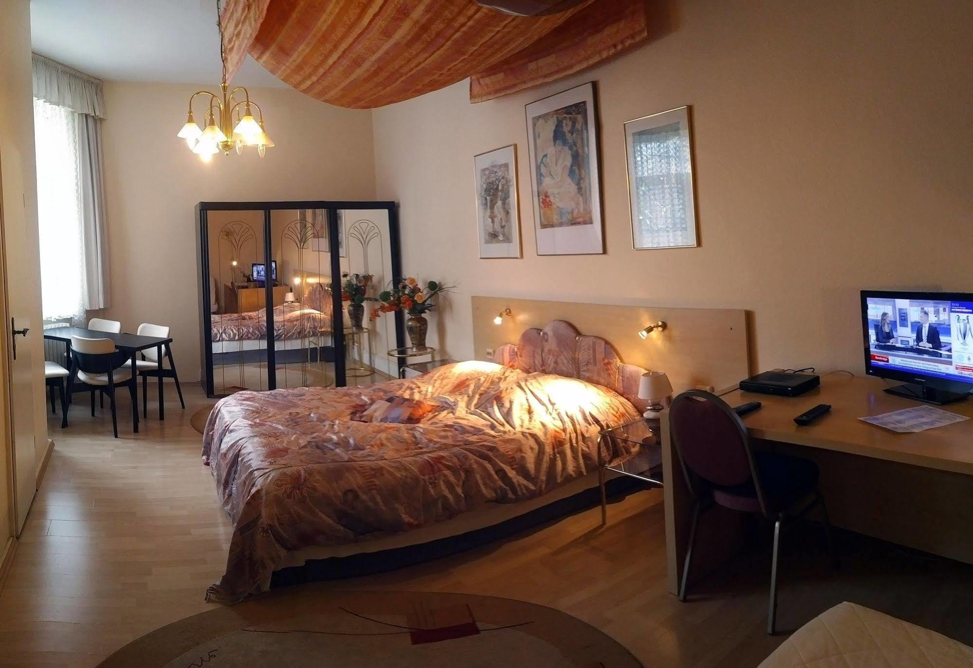 Central Budget Hotel Бонн Екстер'єр фото