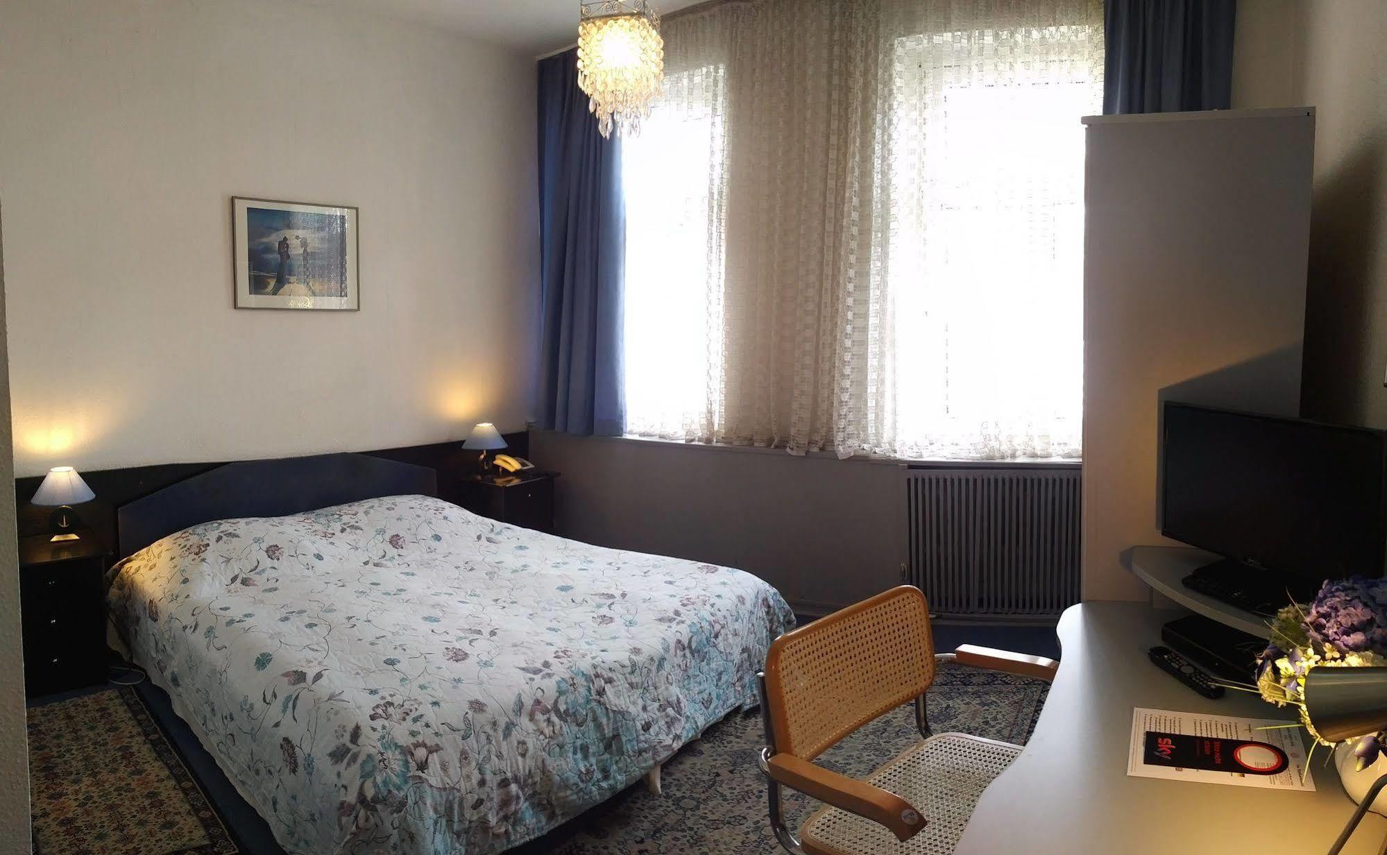 Central Budget Hotel Бонн Екстер'єр фото