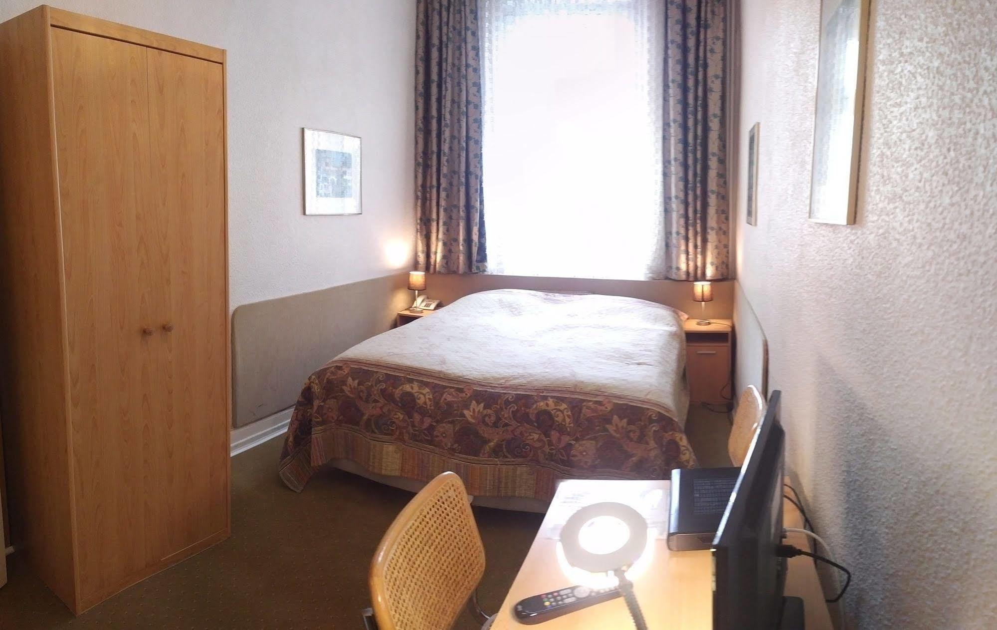 Central Budget Hotel Бонн Екстер'єр фото