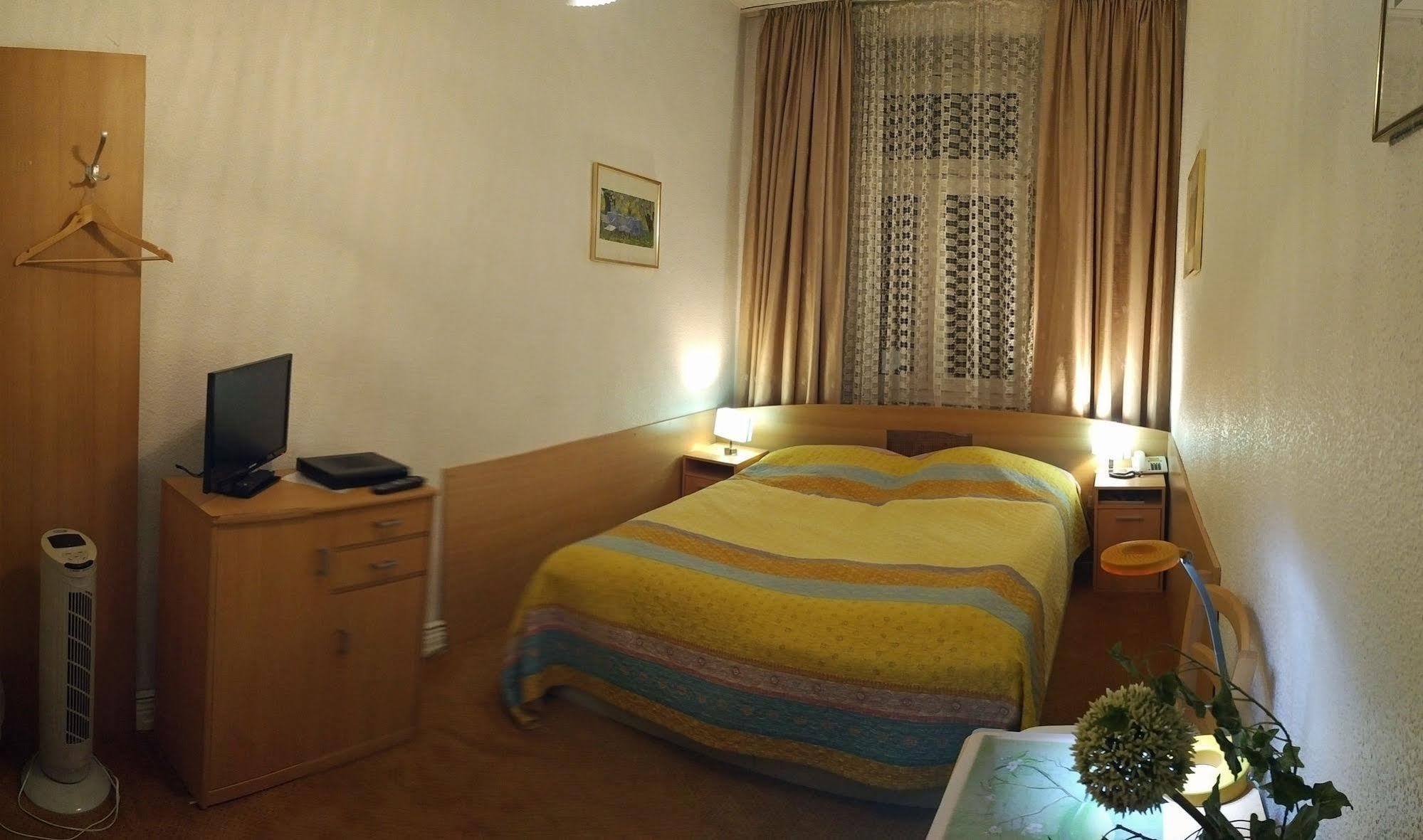 Central Budget Hotel Бонн Екстер'єр фото